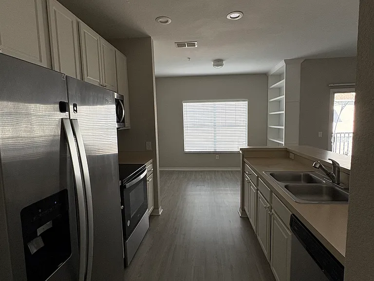 2550 Grand Central Pkwy #9 — Photo 4