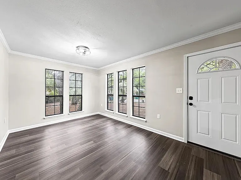 304 Somerset Dr — Photo 3