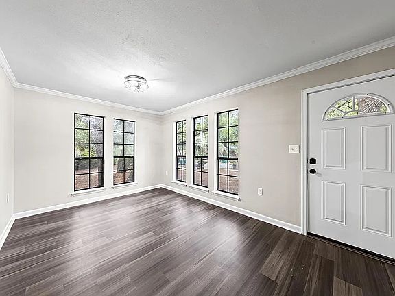3rd image of 304 Somerset Dr