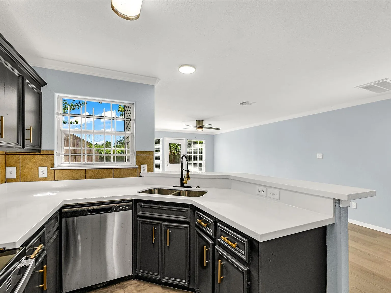 4 bed, 2.5 bath, 1912 sqft, $1,950 — Photo 4