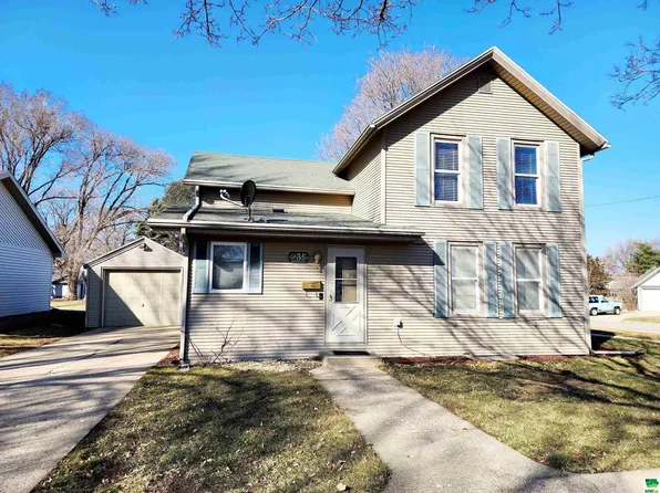 235 3rd Ave NW, Le Mars, IA 51031