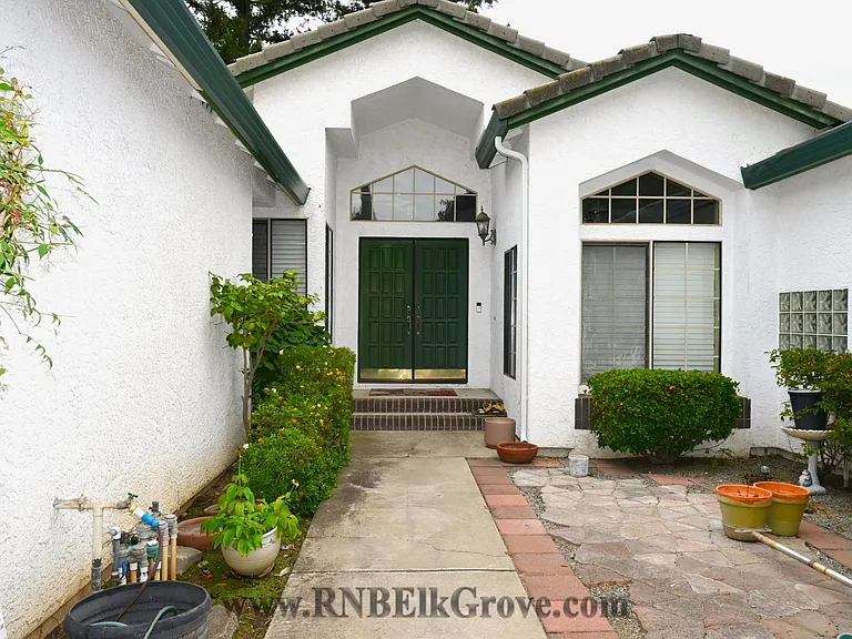 9000 N Camden Dr — Photo 3