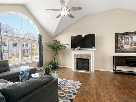 5th image of 70 Moreland Green Dr