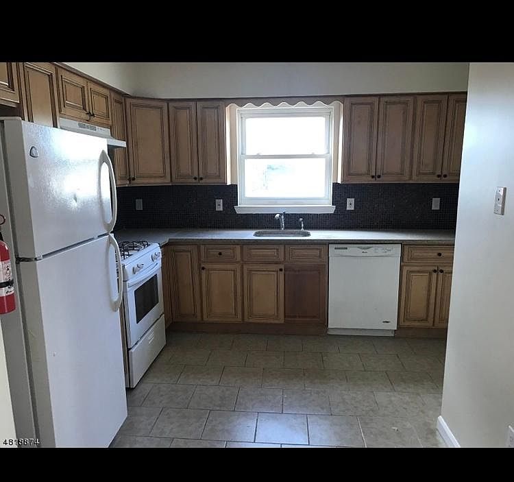2nd image of 473 S 18th St #Basement
