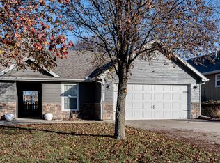 2305 Willow Pointe Cir, Tonganoxie, KS 66086