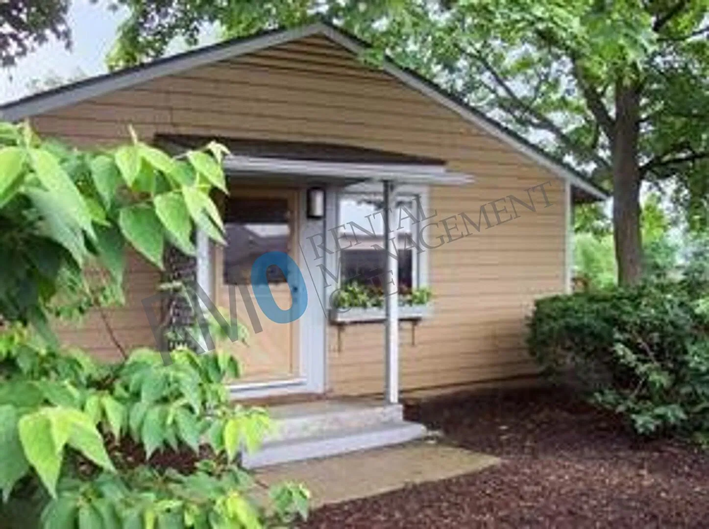 Great Ann Arbor Location 2-Bedroom End Unit! — Photo 1