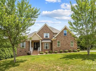 1776 Whitewater Ct, Hickory, NC 28602