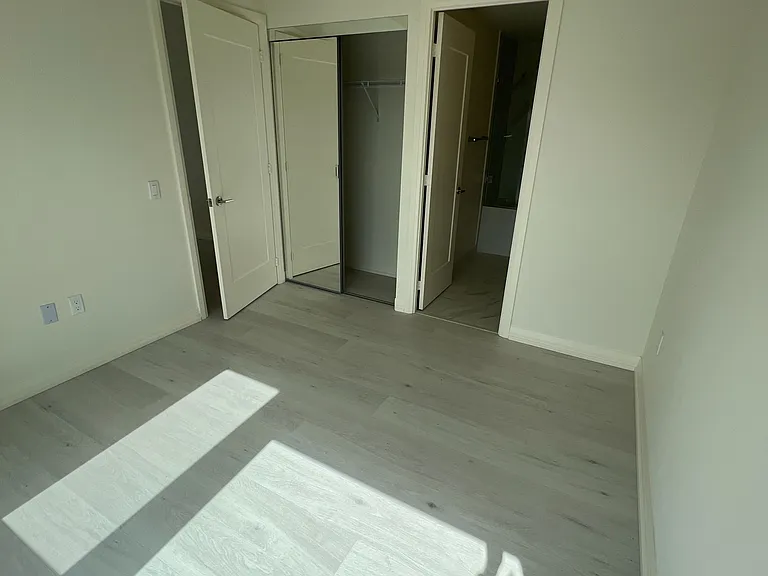 27 Korda Gate #2009 — Photo 14