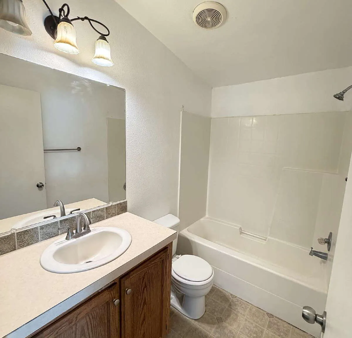 4 bed, 2.0 bath, 2138 sqft, $2,300 — Photo 4