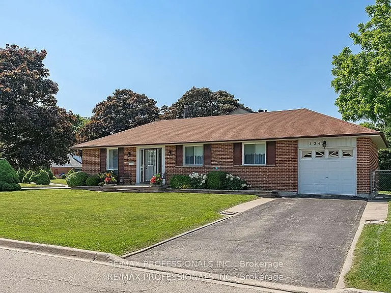 124 Panter Cres #LOWER — Photo 1