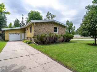 1117 17th St NW, East Grand Forks, MN 56721