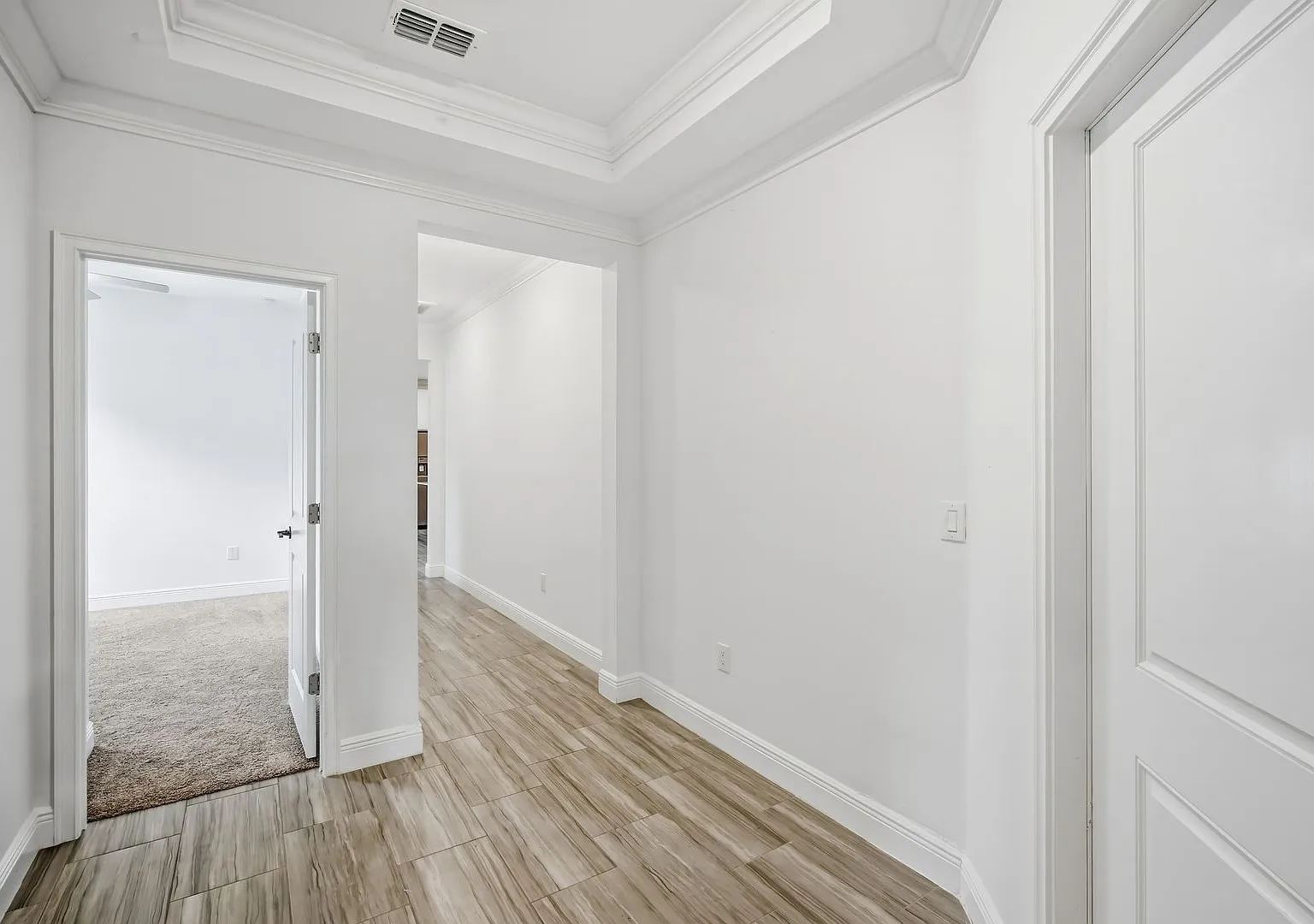 A must see 3 Beds/ 2 Bths Villa shows like a house. Modern Styling, Open Layout, Great Location a... — Photo 4