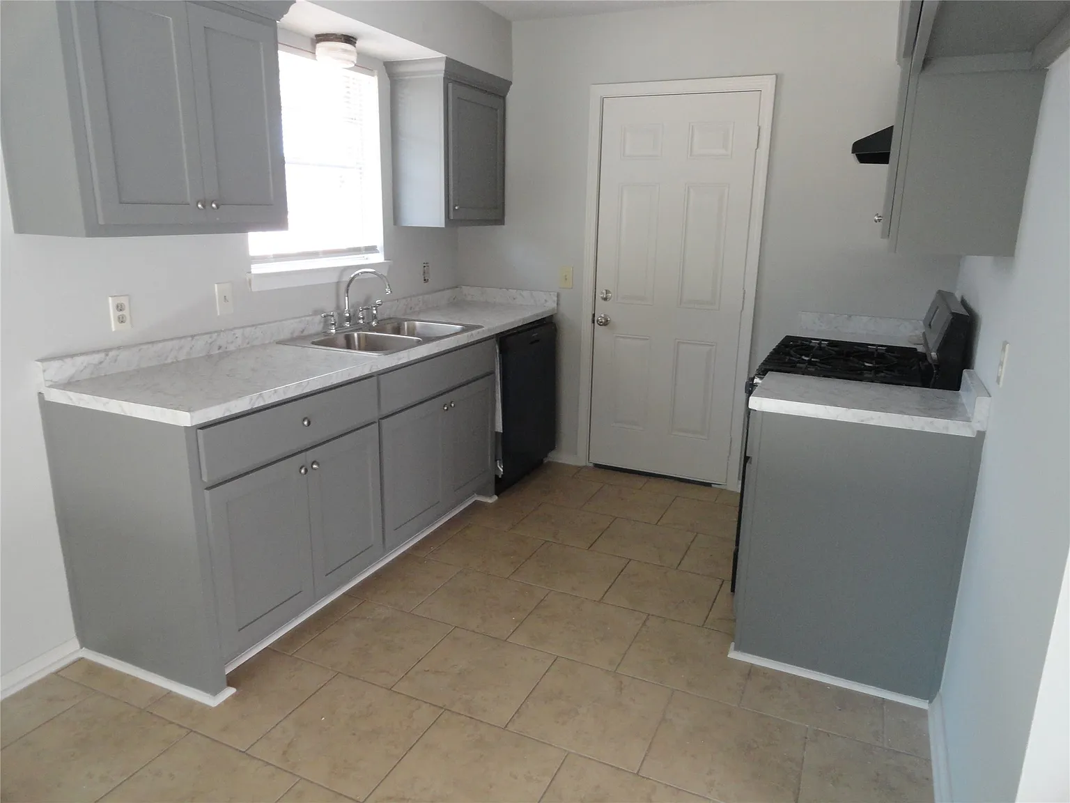 3 bed, 1.0 bath, 1136 sqft, $1,495 — Photo 4