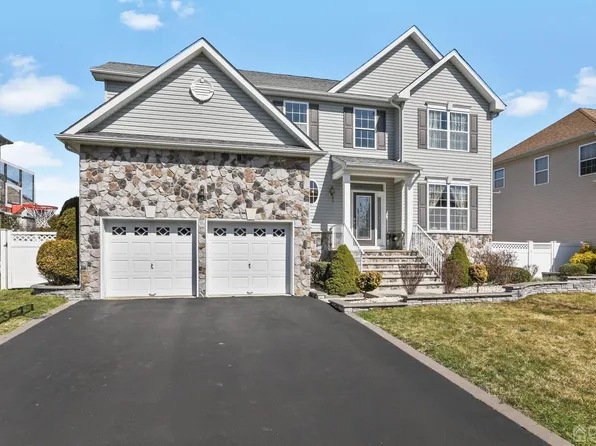 14 Violet Ct, Monroe Township, NJ 08831