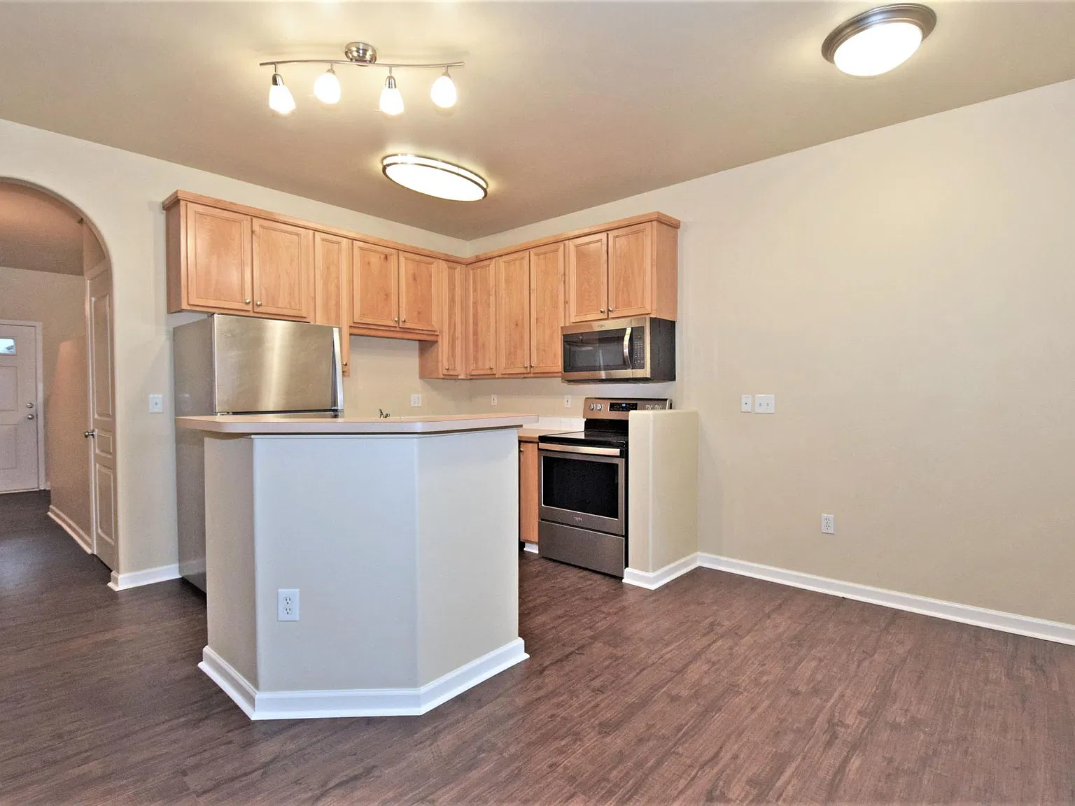 3 bed, 1420 sqft, $2,349 — Photo 2