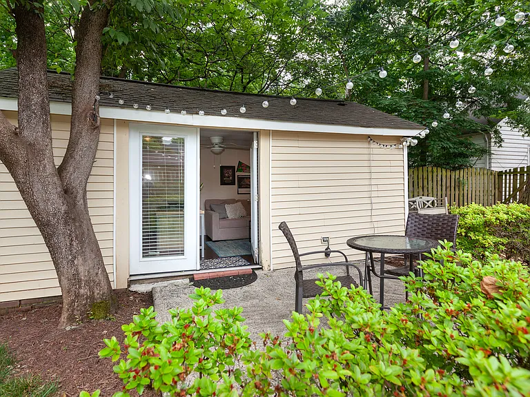 2319 Bay St — Photo 22
