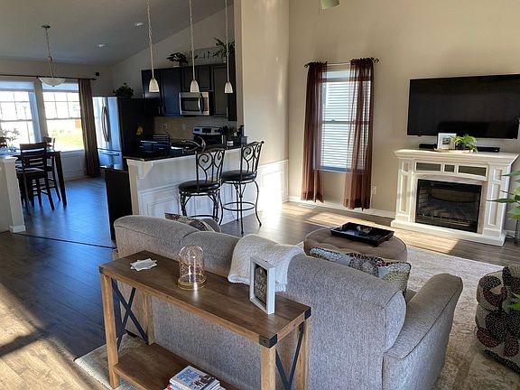 4th image of 58588 Silvergrass Ave