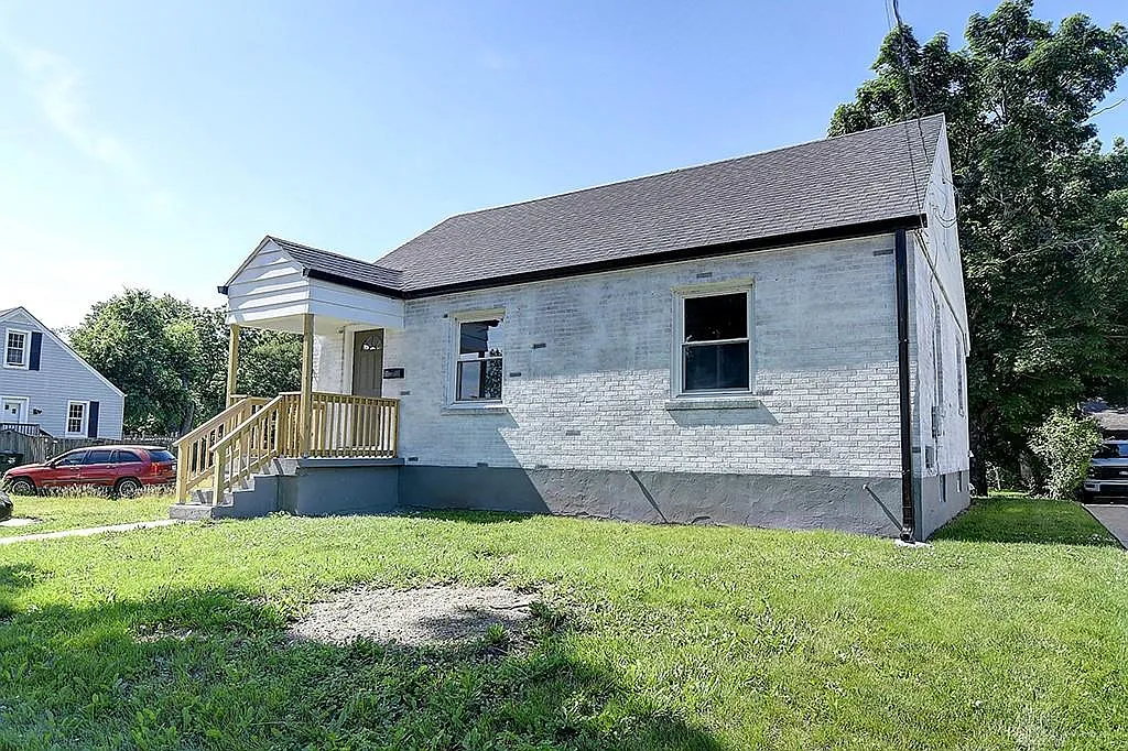 3 bed, 1.0 bath, 1300 sqft, $1,549 — Photo 2