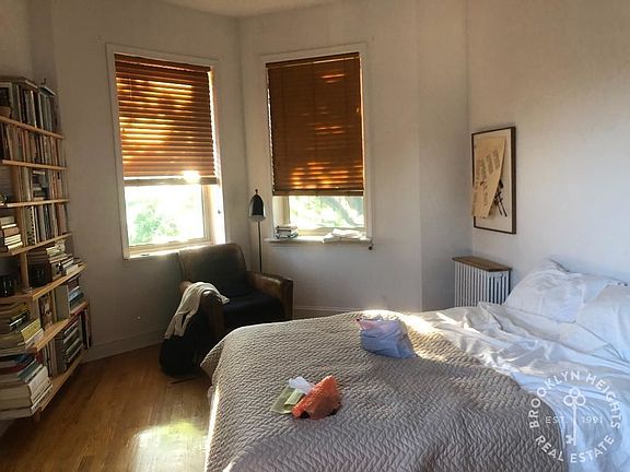 3rd image of 8 Garden Pl APT 14