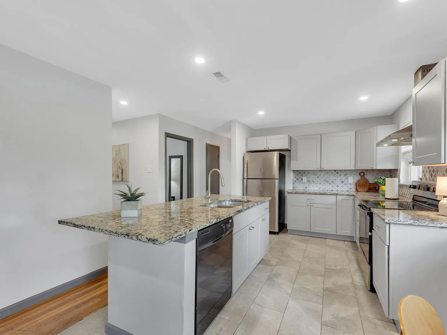 4 bed, 2.0 bath, 1300 sqft, $1,183 — Photo 4