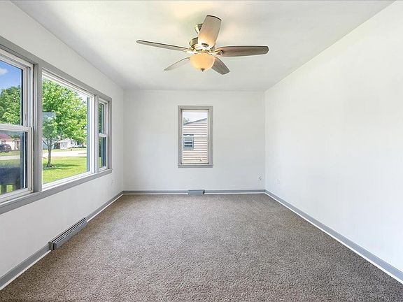 3rd image of 220 Michigan Dr