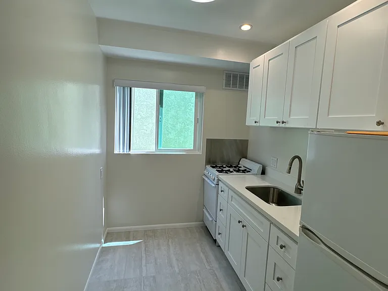 919 W 10th St — Photo 21