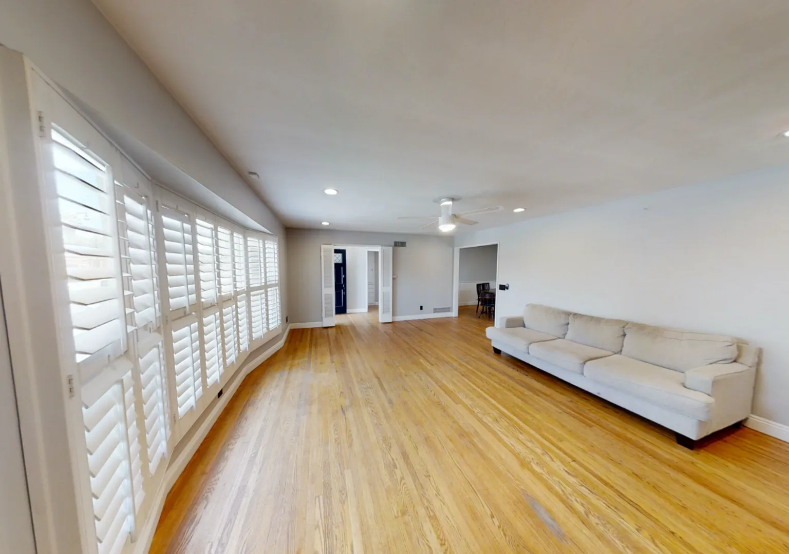 Beautiful 8 Bedroom on the Corner of Mary and 63rd!! — Photo 3