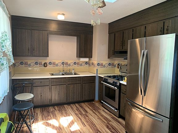3rd image of 260 Wood St