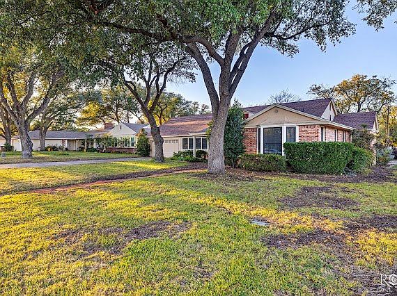 4th image of 2402 Live Oak St