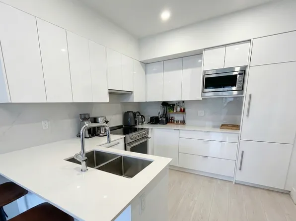 5399 Joyce St #604, Vancouver, BC V5R 4H3