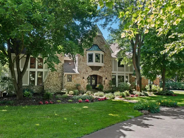 9467 Thornhill Dr, Clarkston, MI 48348