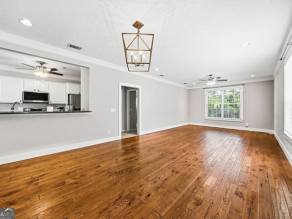 3rd image of 153 Drayton Cir