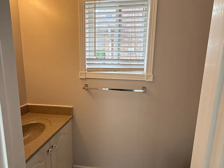 55 Queen Mary Dr — Photo 6