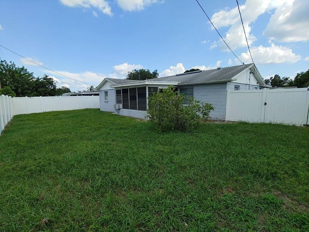 Beautiful 2/2 Open Floorplan, Fenced Yard And An Enclosed Lanai!! — Photo 3