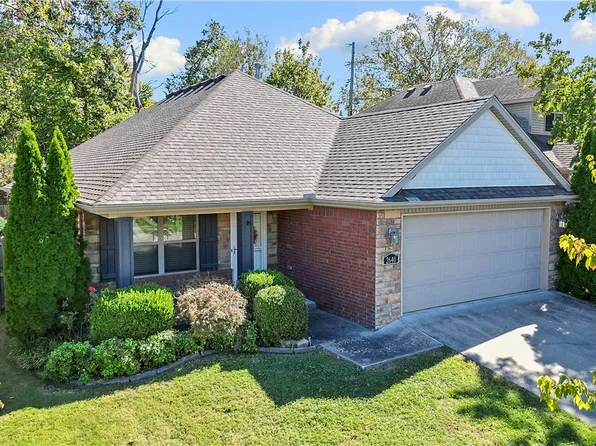 2640 N Villa Blvd, Fayetteville, AR 72703