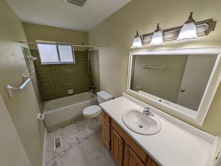 698 Liberty Ln — Photo 8