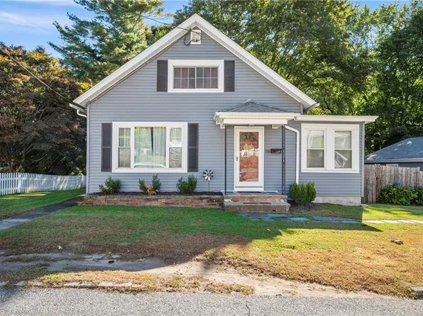 16 Greenville Rd, North Smithfield, RI 02896