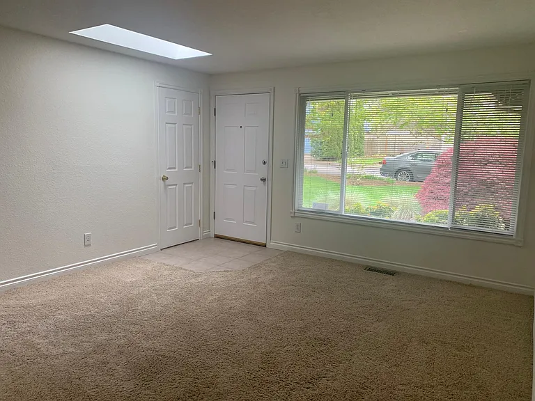 6525 SW Locust St — Photo 2