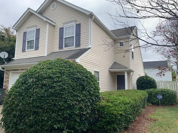 404 Commons Dr, Holly Springs, NC 27540