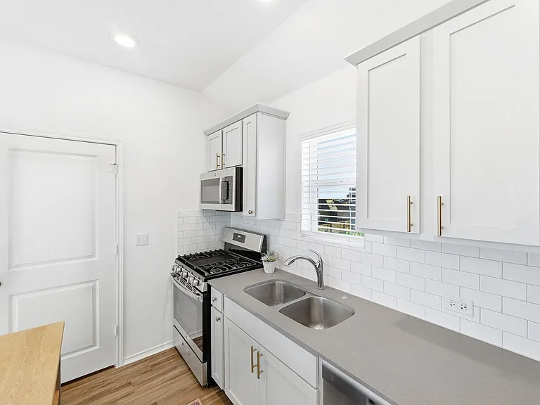 160 Rioja Garage Apartment Kyle Ter #GARAGE — Photo 9