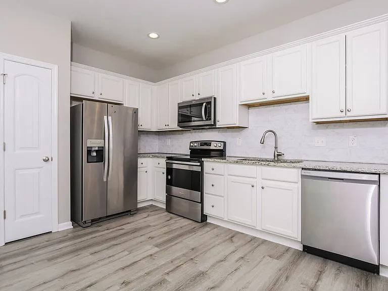 257 E Wilson St — Photo 7