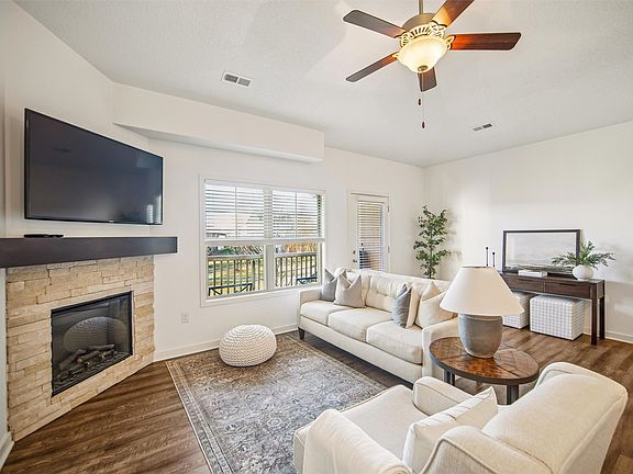 5th image of 2407 NE Oak Dr Unit 4