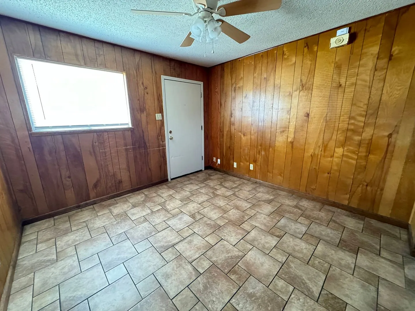 807 W Hallmark Ave — Photo 4