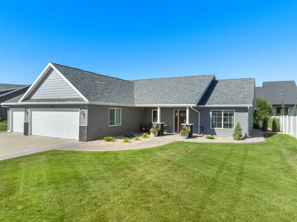 1617 Valley Bluffs Dr, Minot, ND 58701