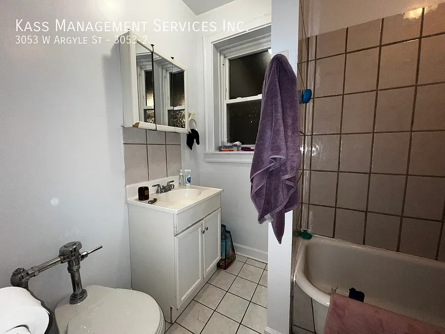 Albany Park Studio- Separate Kitchen- Pet Friendly — Photo 3