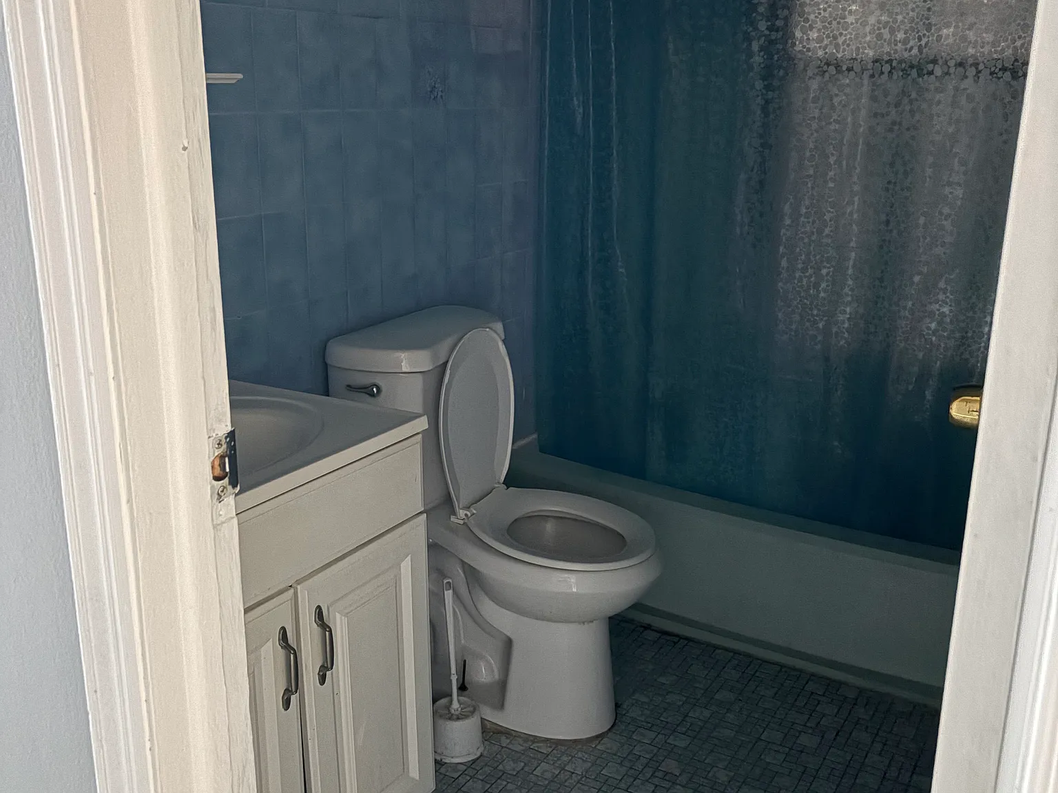 2 bedrooms/ 1 bathroom with kitchen in downtown Elizabeth — Photo 2