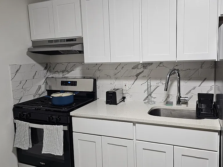 294 N Park St — Photo 3