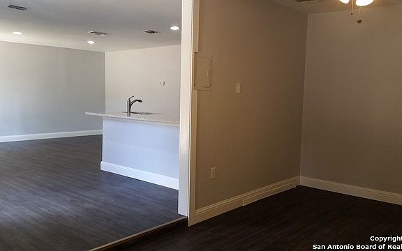 5th image of 6038 Seacroft Dr