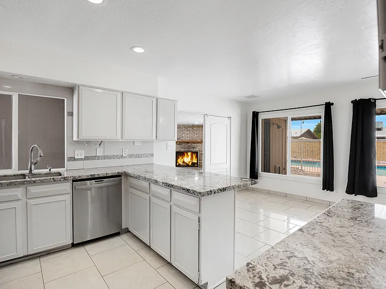 2056 W Des Moines Cir — Photo 3