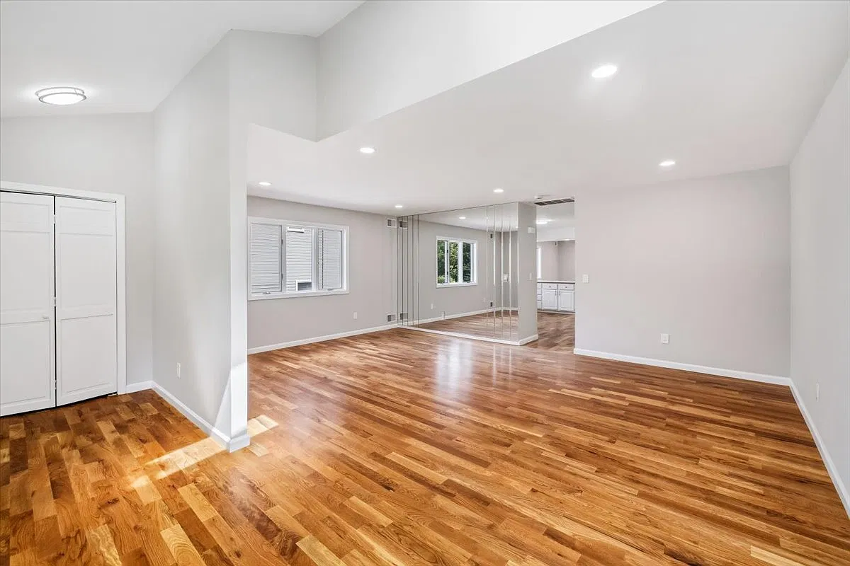 3 bed, 2.5 bath, 2016 sqft, $3,990 — Photo 3
